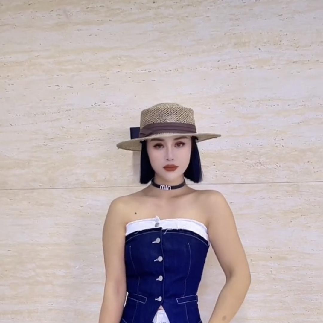 钟朵玥服装搭配