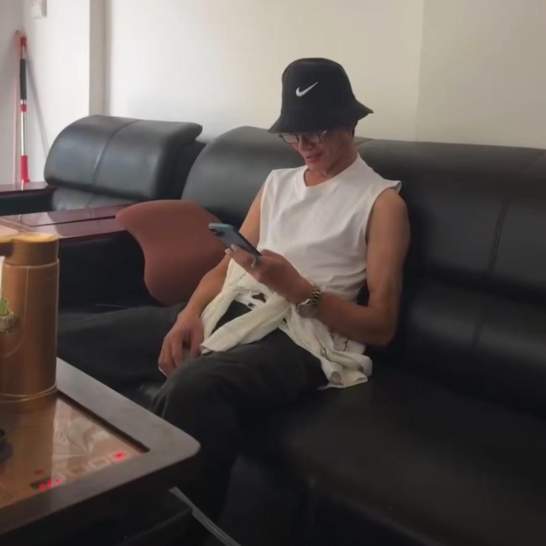 老K哥🎤的背影