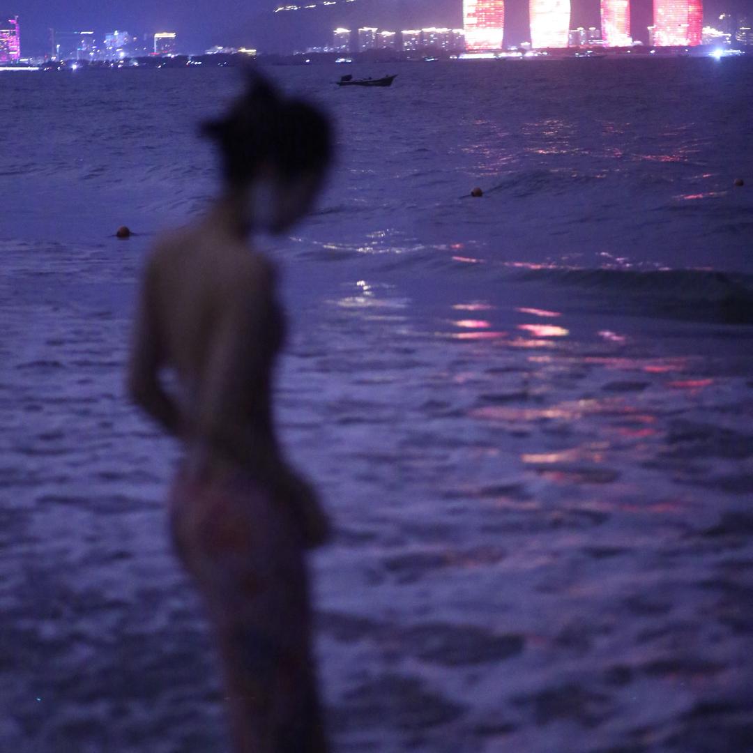 崔崔.