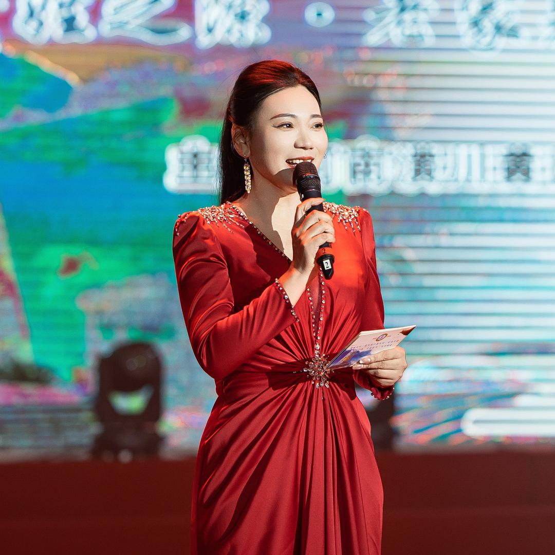 主持人•罗玉杰