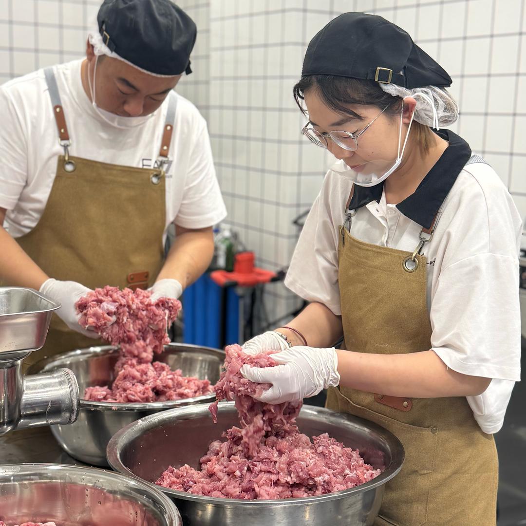 姐弟两纯手工鲜肉烤肠