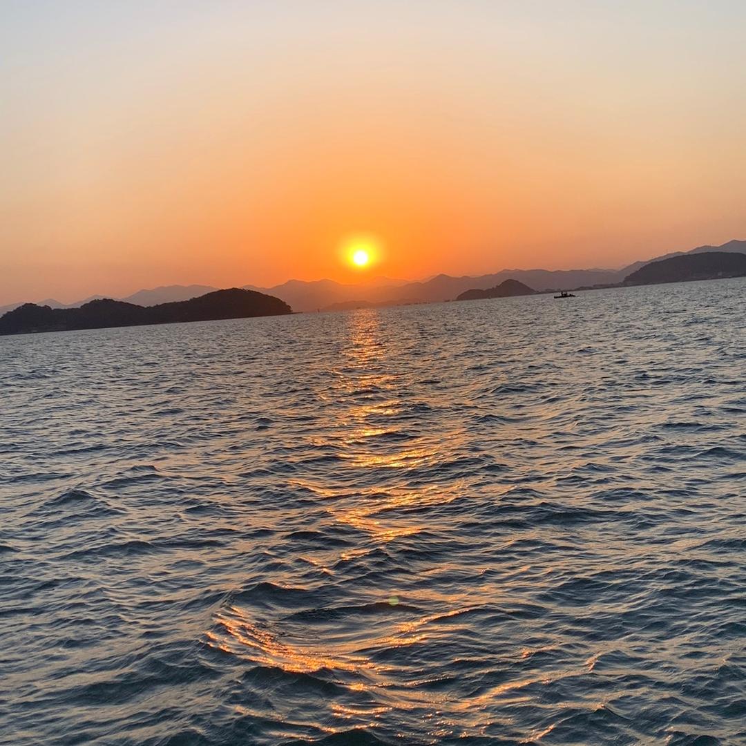 輝.