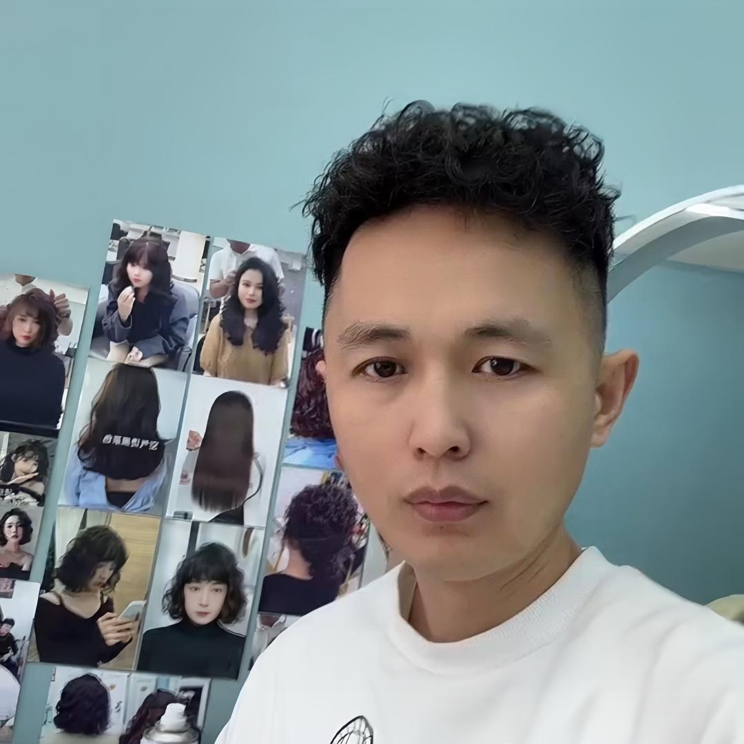 顶乐造型-威海蛋白烫发孙明老师