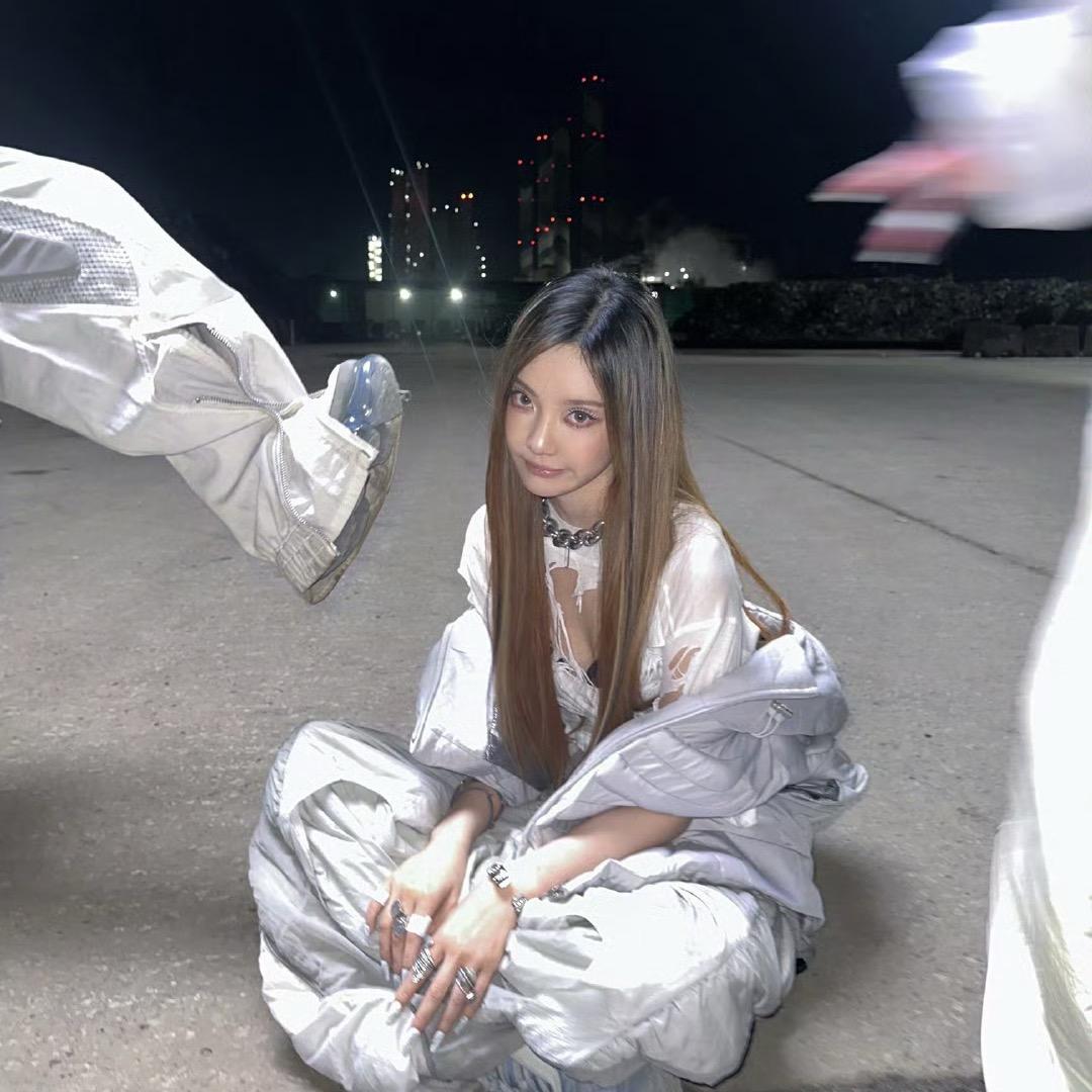 彳亍
