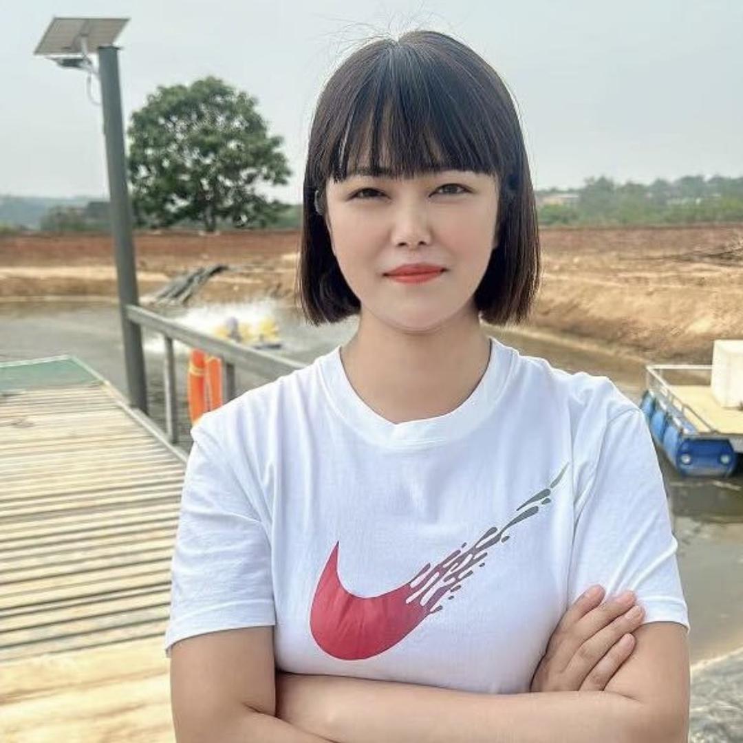 鱼耀小姑娘养鱼