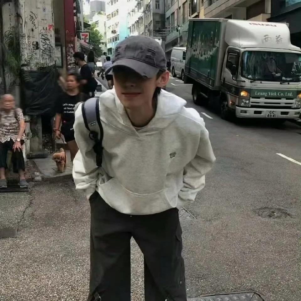 小何