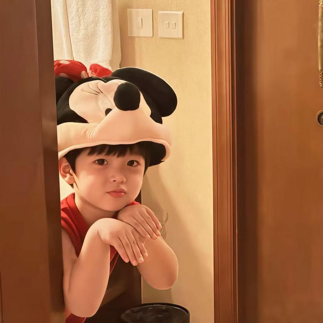 她很美.