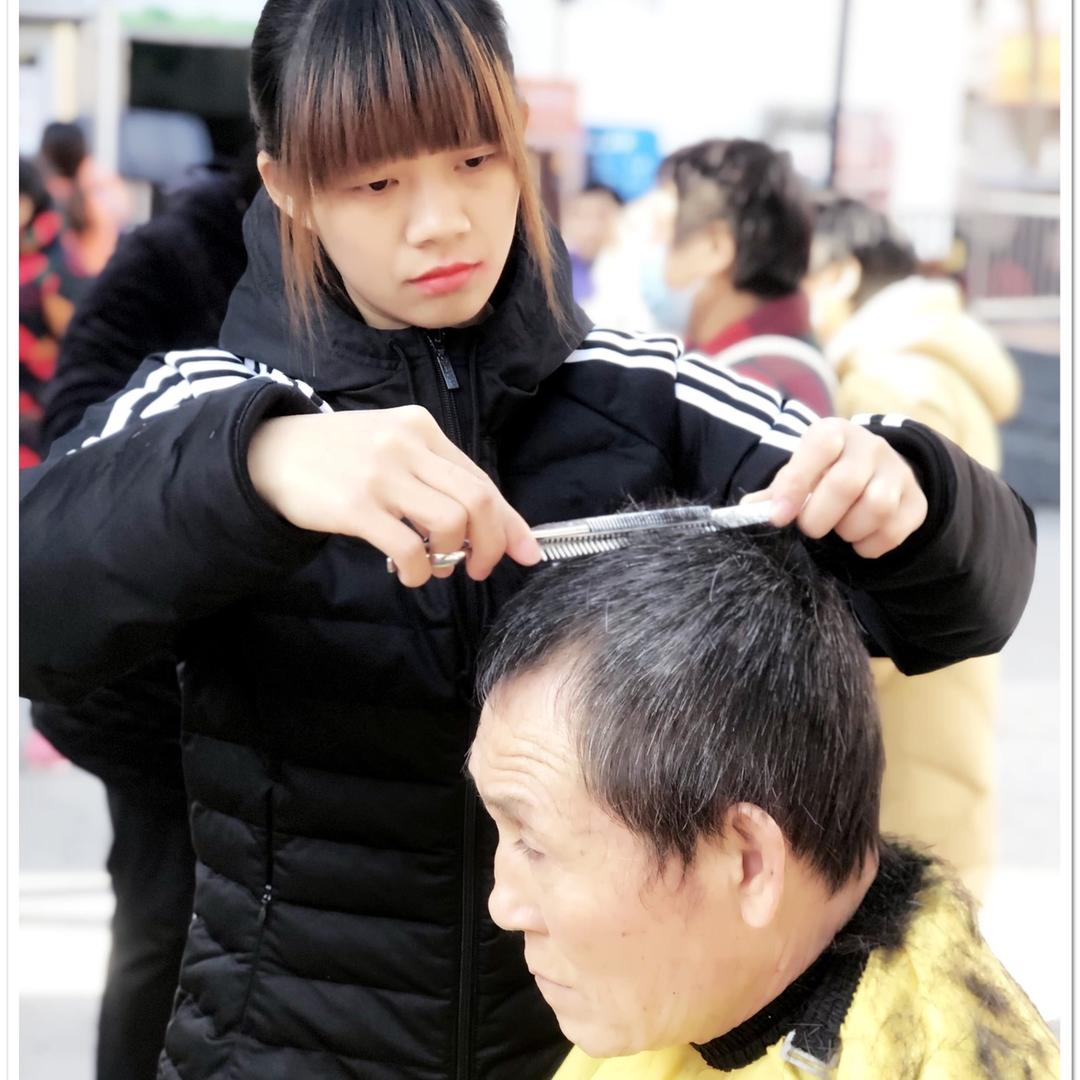阳光刺痛了眼