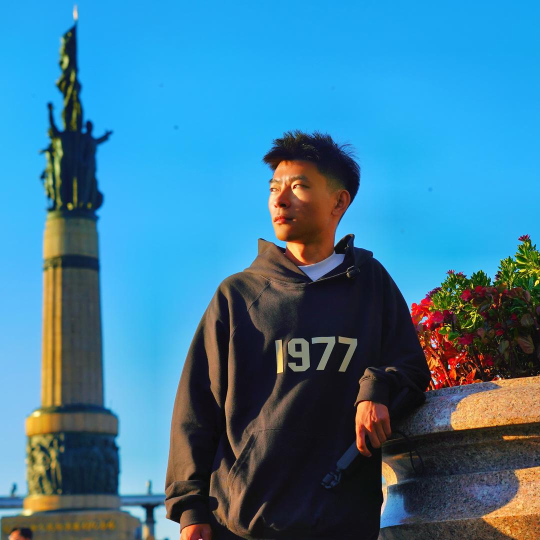 小张出去玩