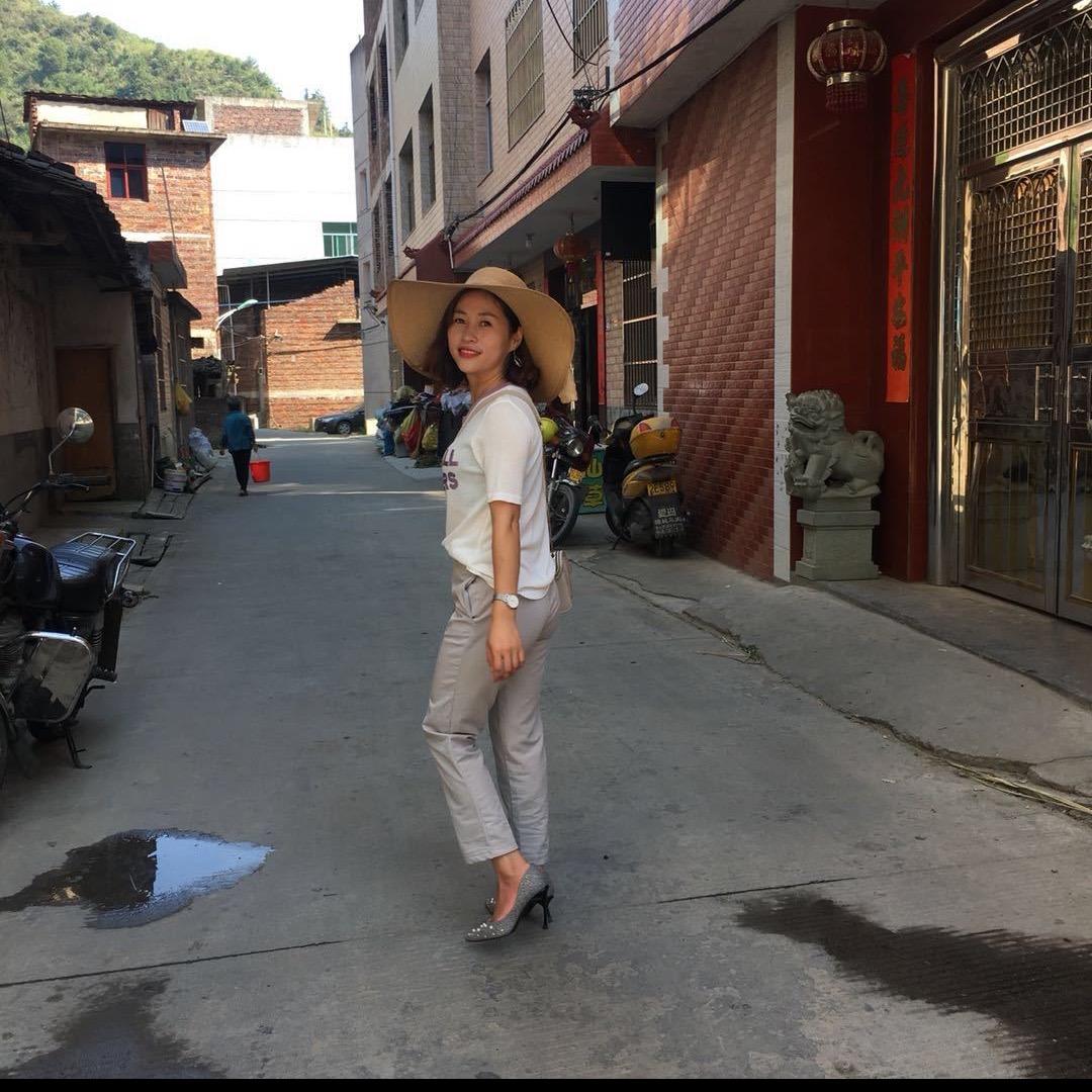 @卖车的小姐姐，黑，沪，购，车