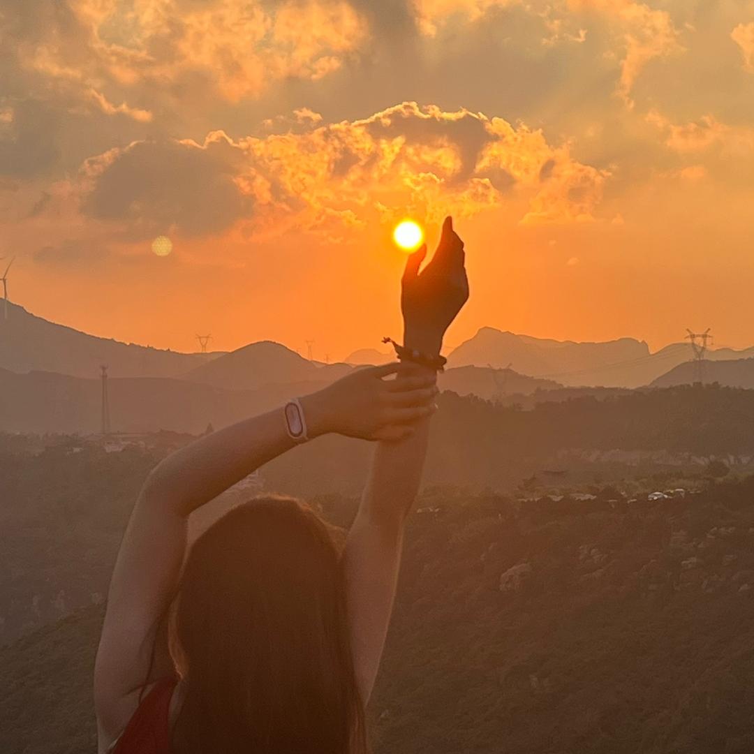 摆摊暴富的小妮儿