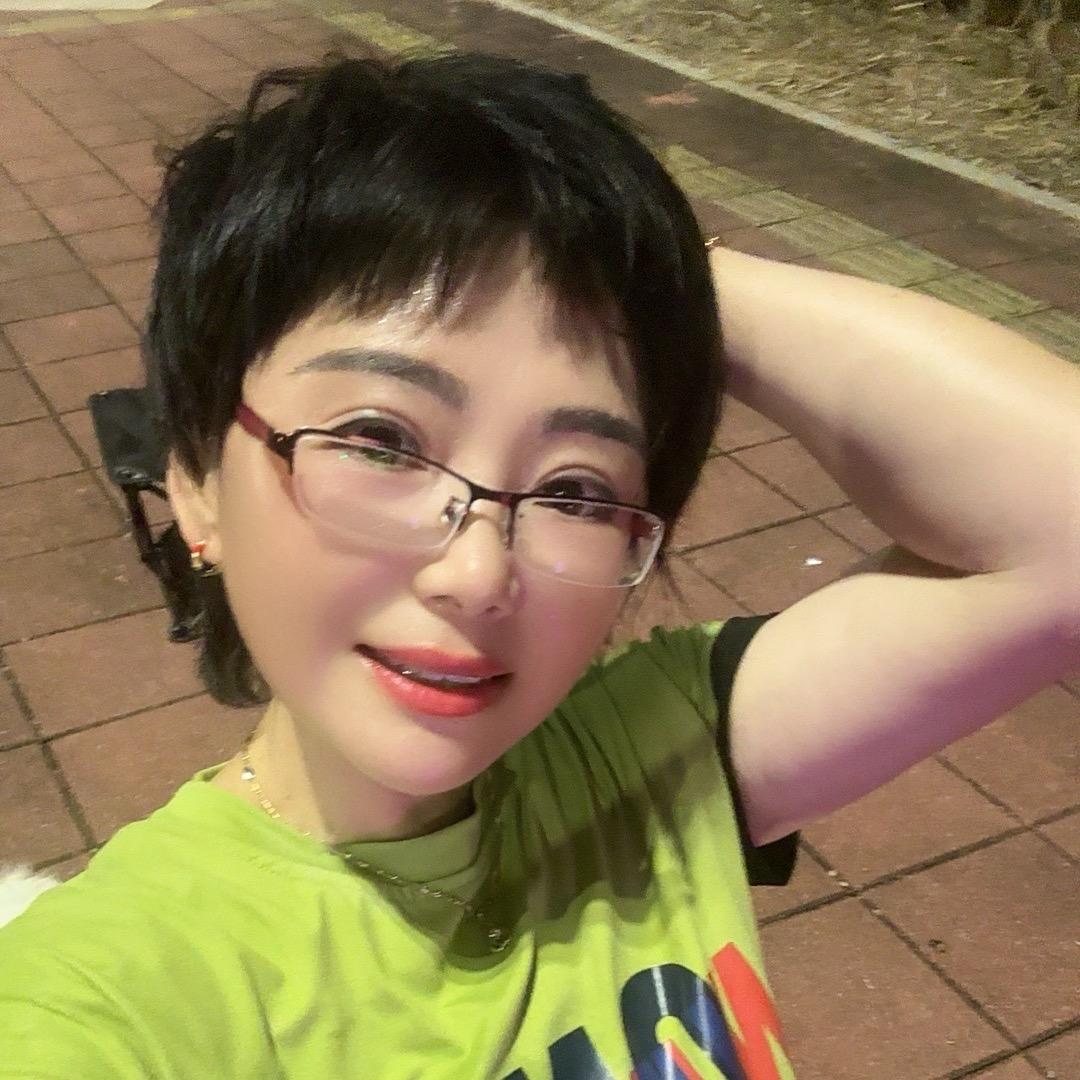 东莞泳冠潜水服洪姐