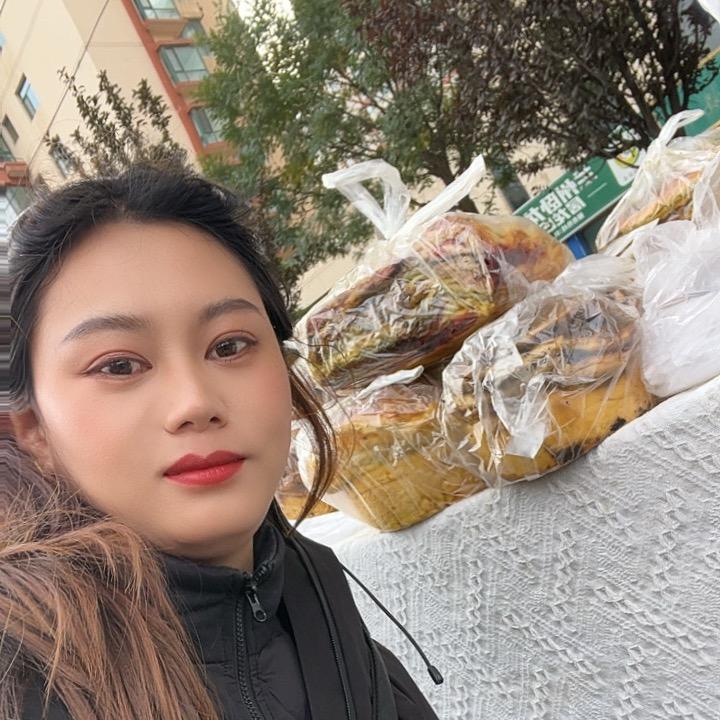 在兰州摆摊卖千层饼的刘阿姨