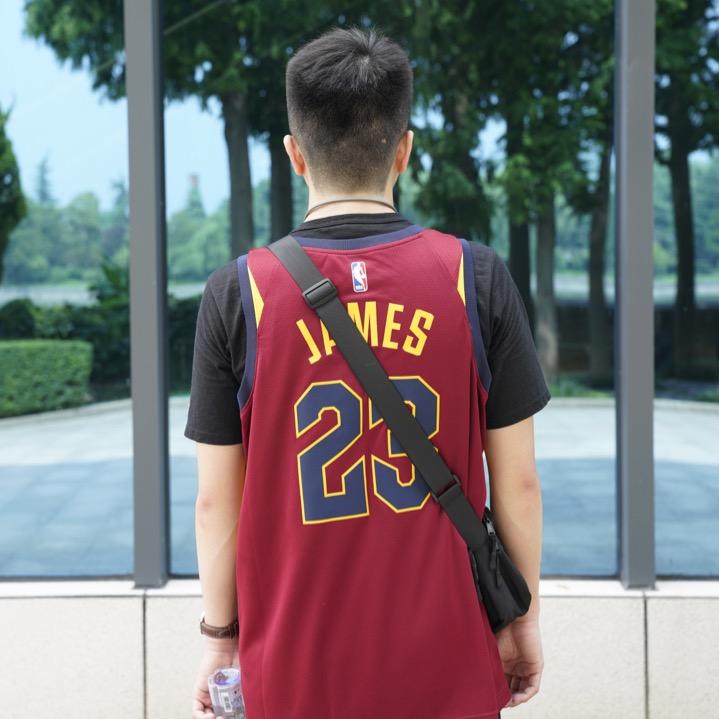 黝黑的james