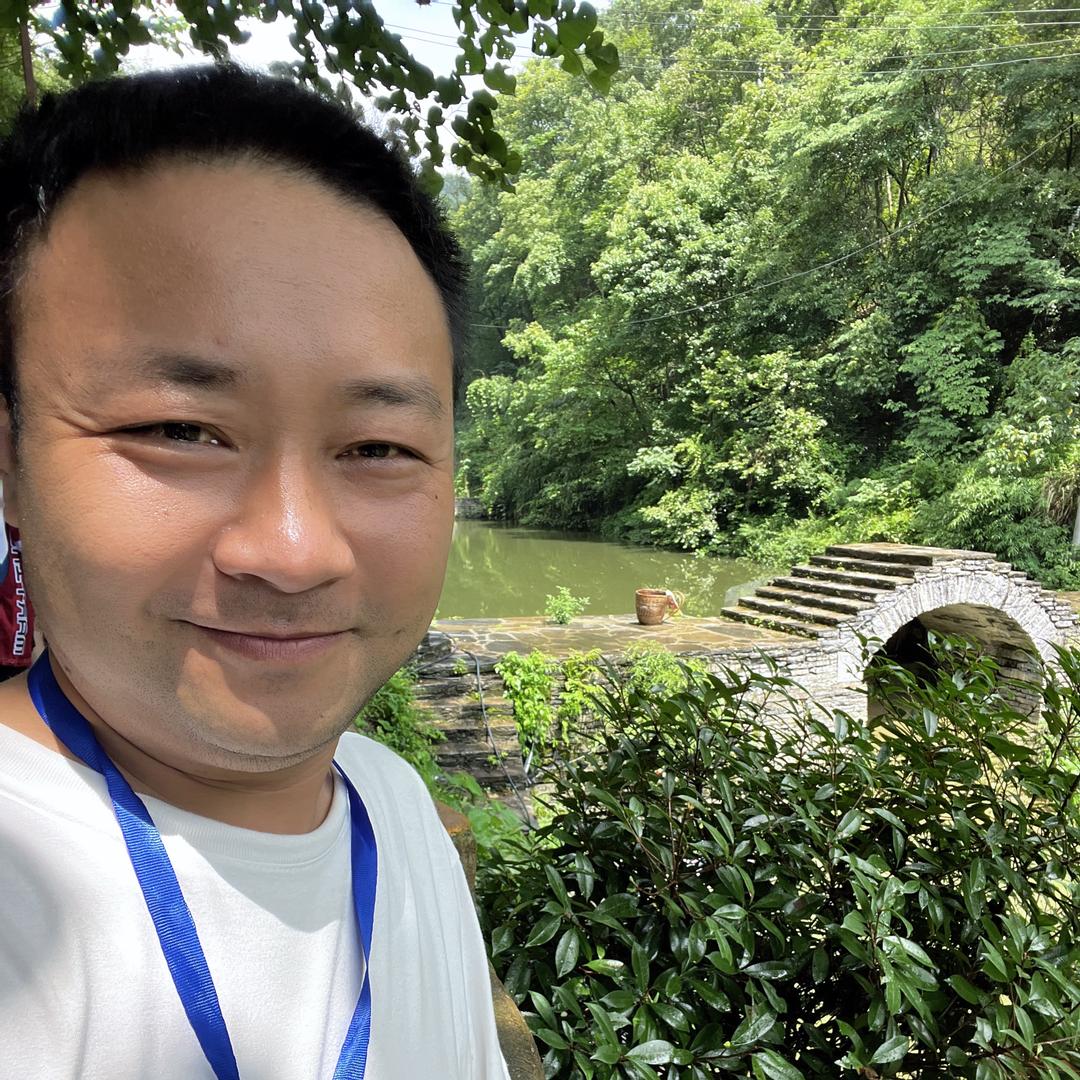丑小鸭二手车车行  小邓