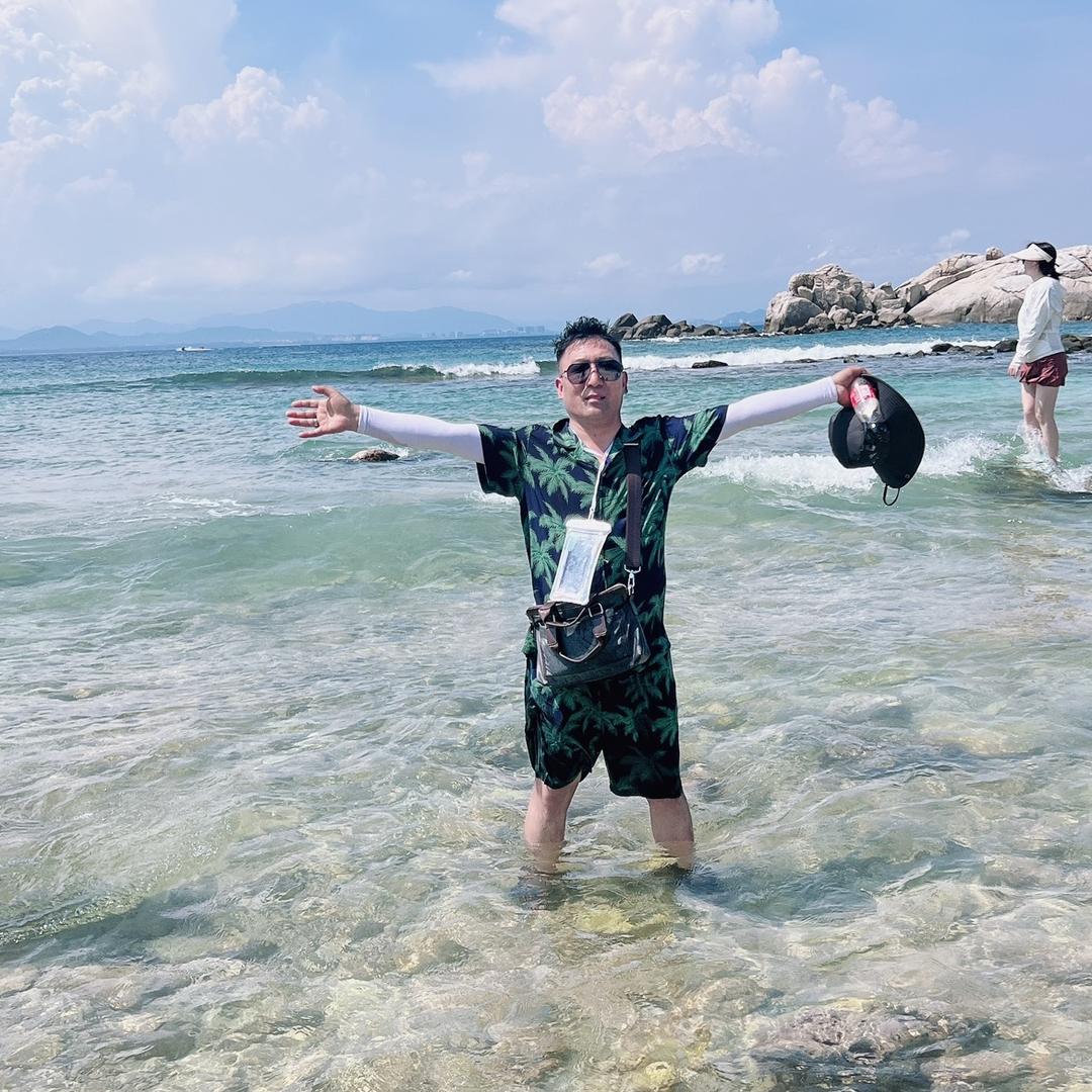 穿梭在人行之中。