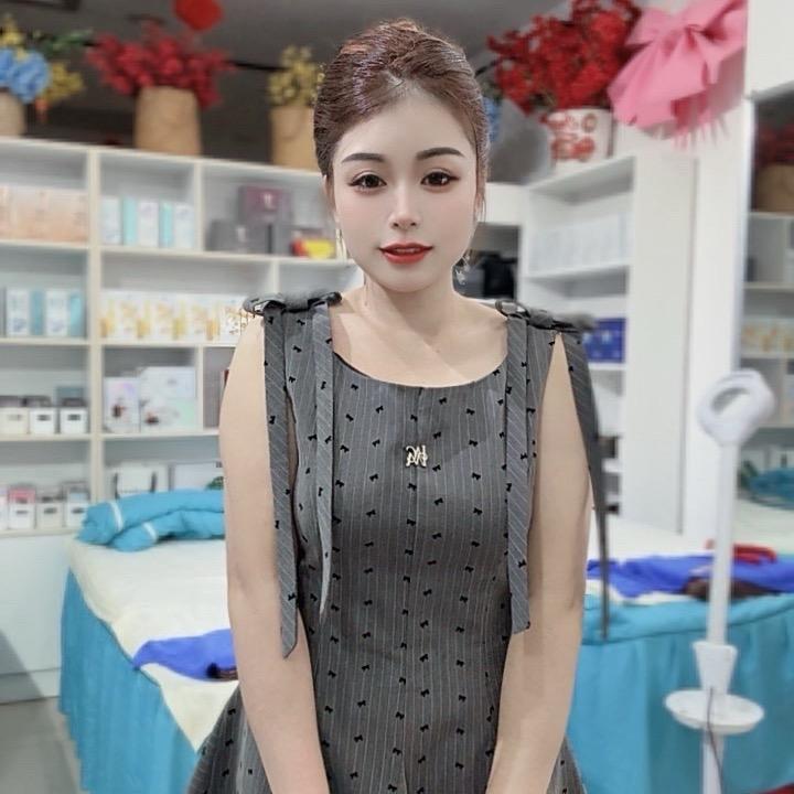 小何