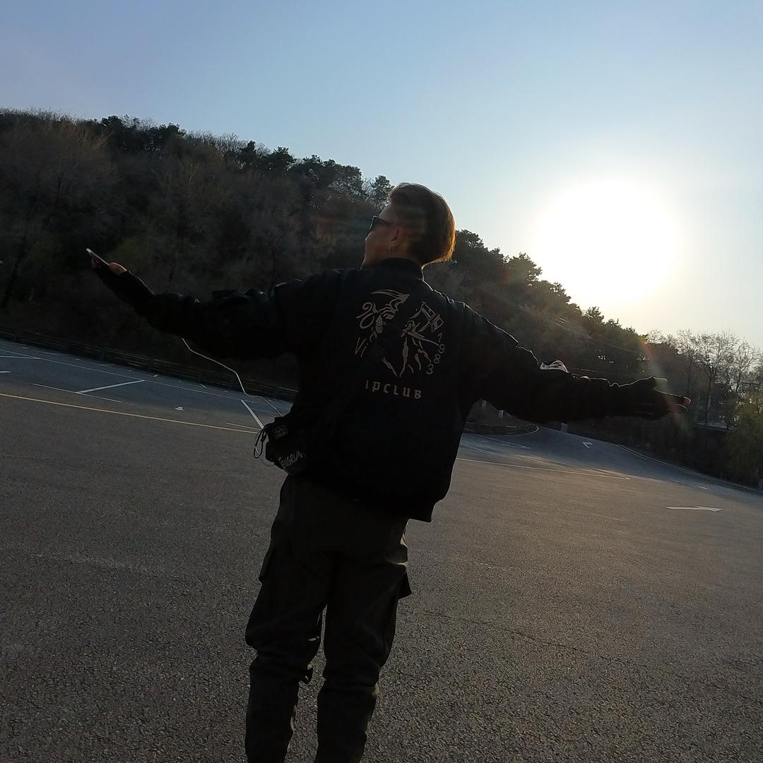 我弹你脑瓜崩你没吱声