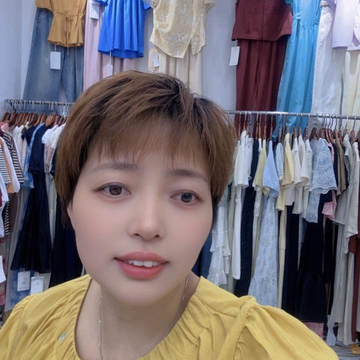 在六安卖女装的杨小妹