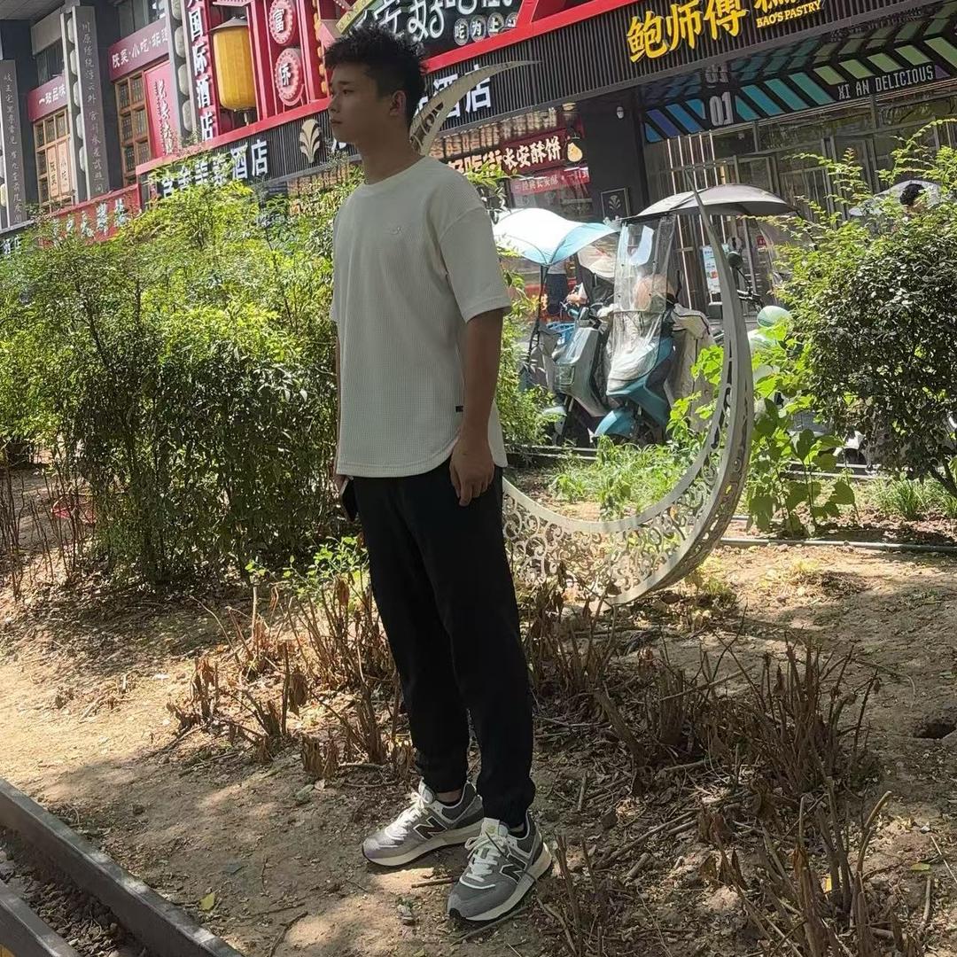王  先生