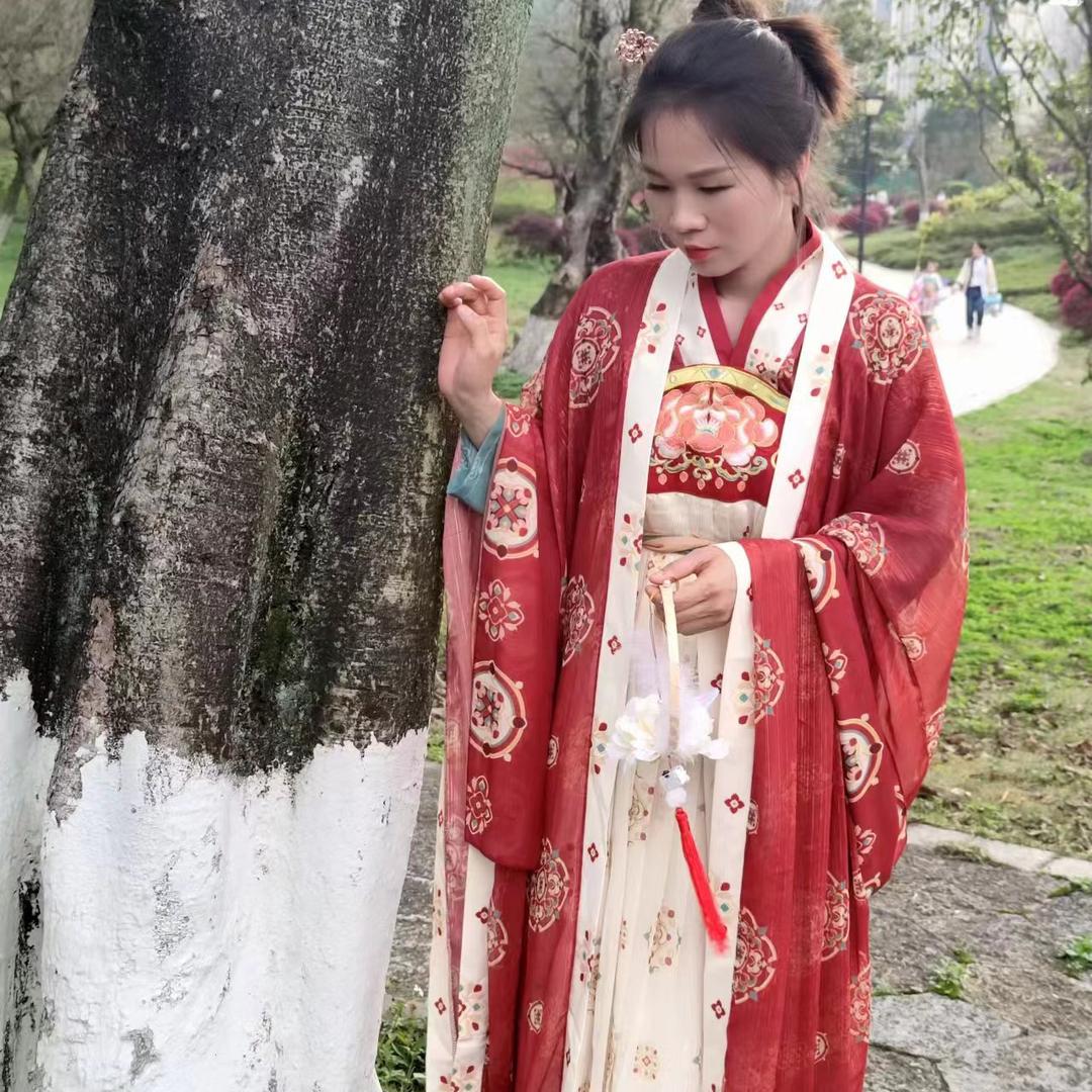 不爱红装爱古装