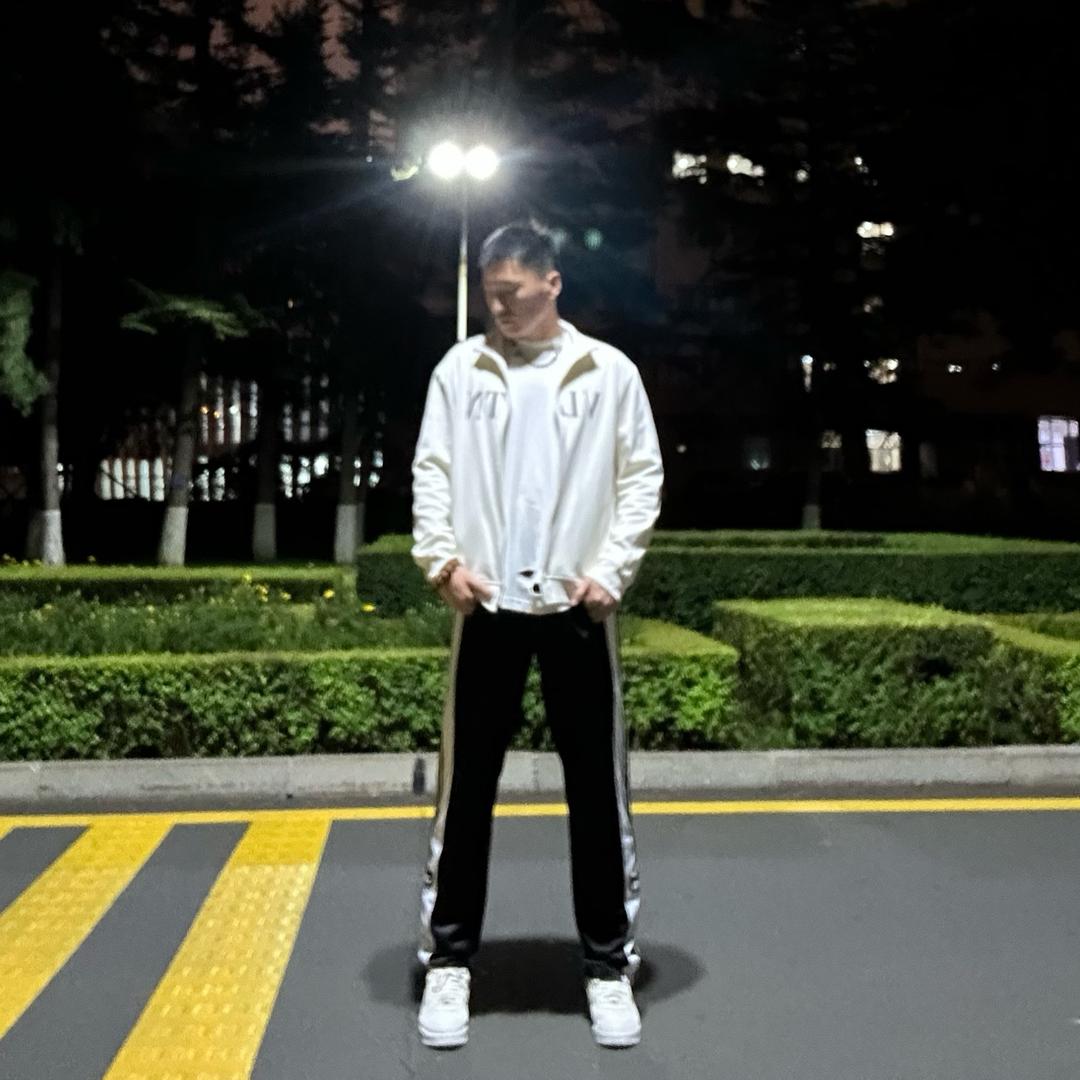 王  喆