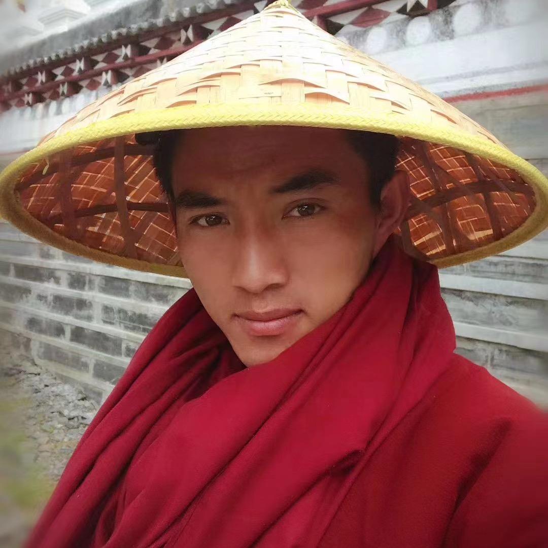 法名：罗桑降措