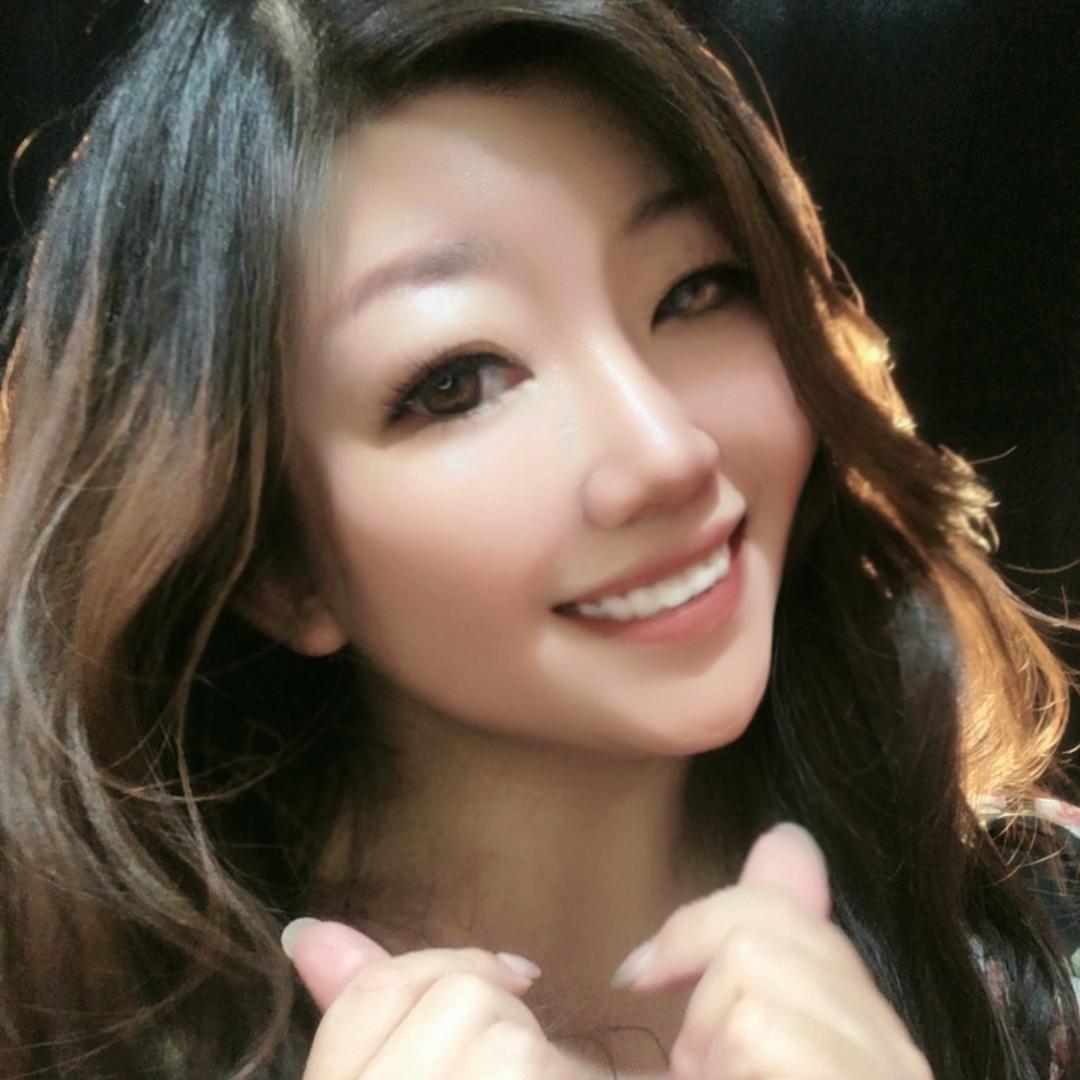 姑娘手舞
