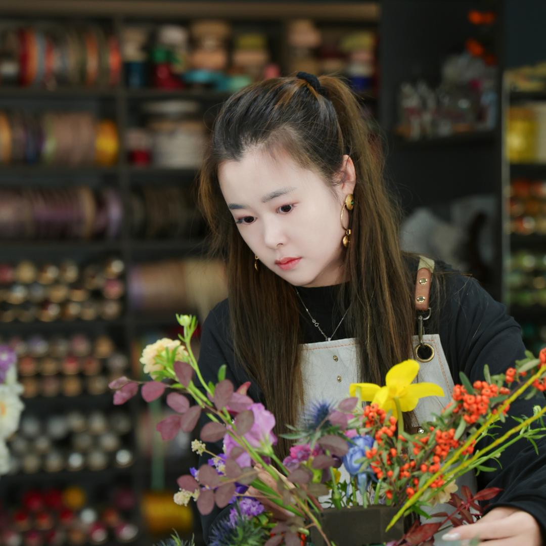 开着特斯拉送花的老板娘