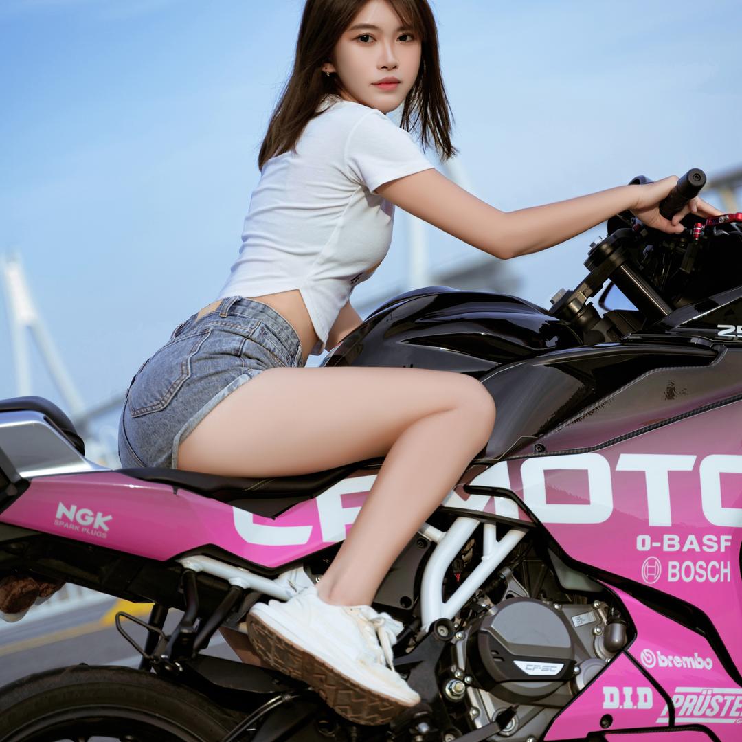 骑摩托的李兔兔