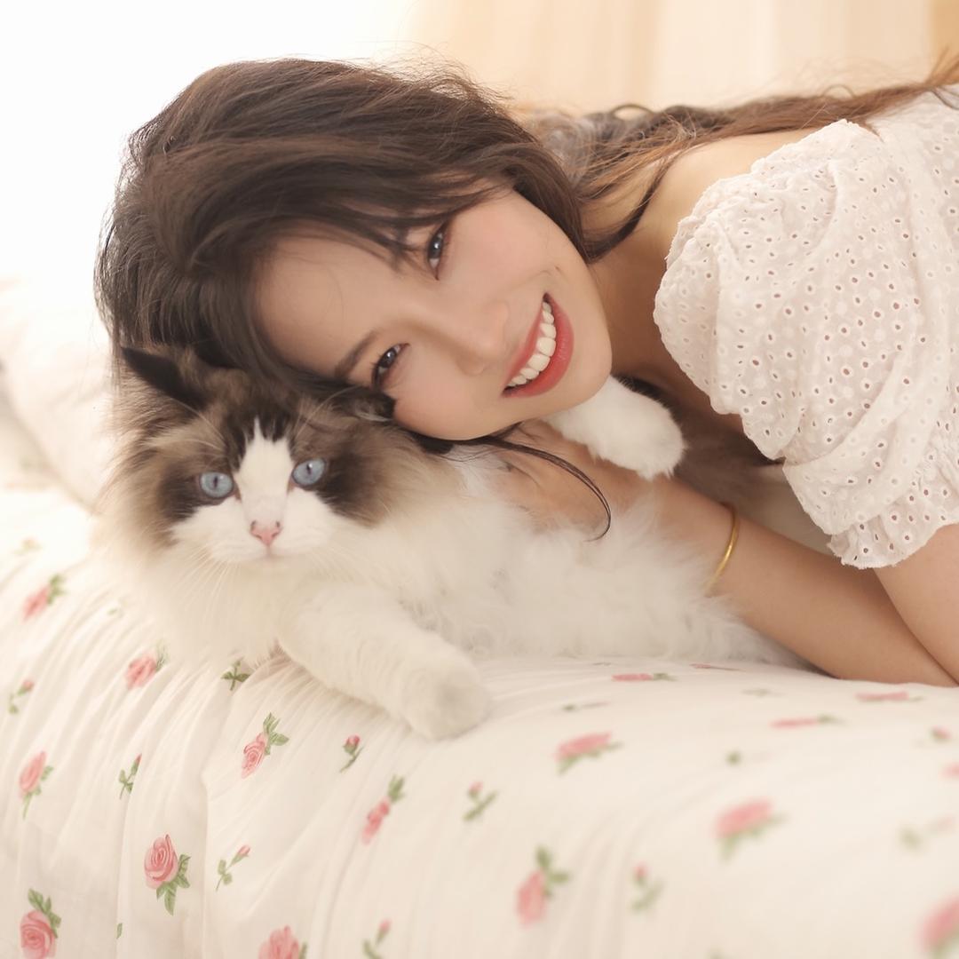 和她两只猫