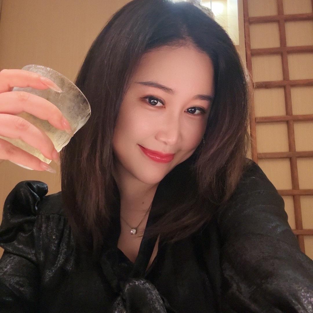 九儿爱喝酒