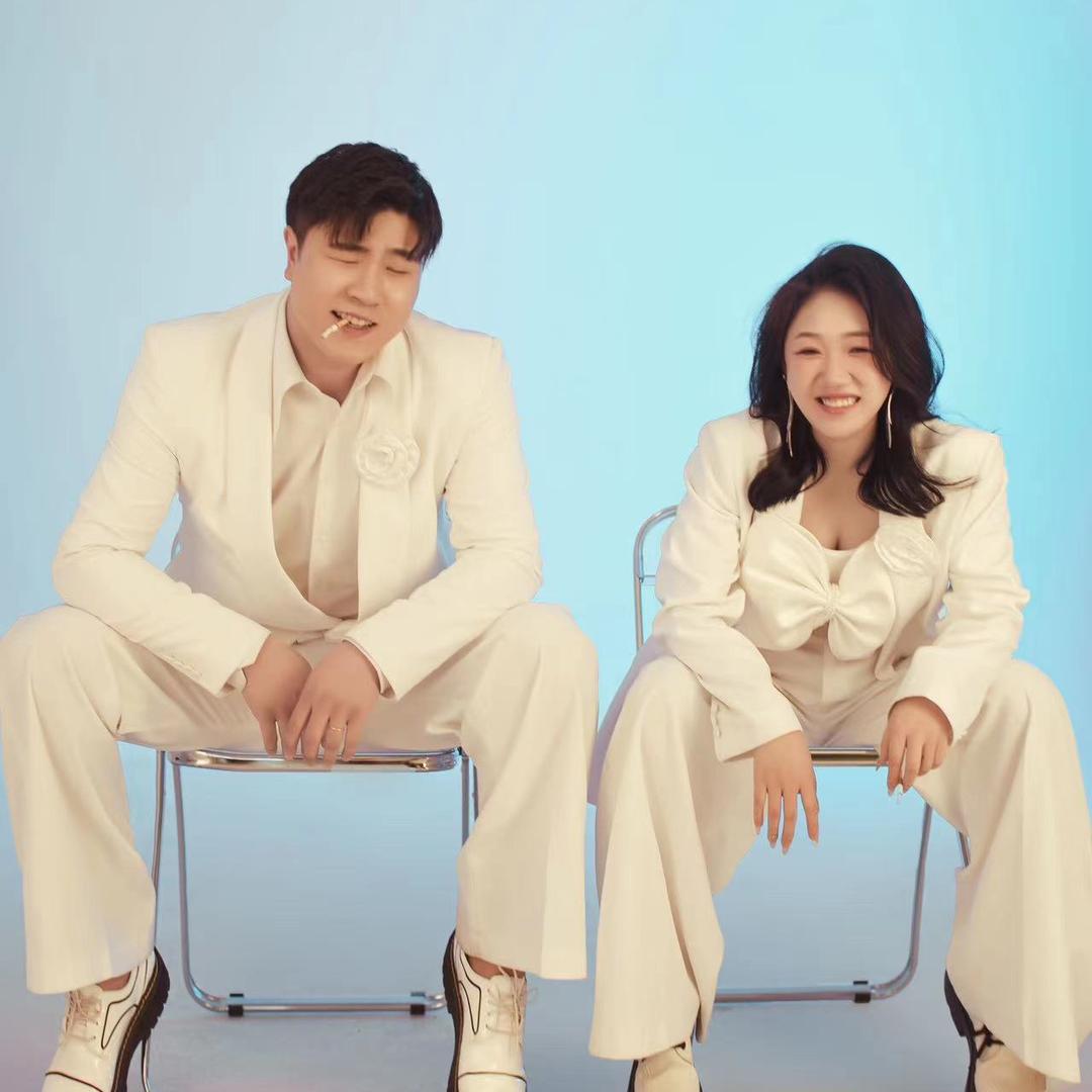 红绿灯上骑个🐒