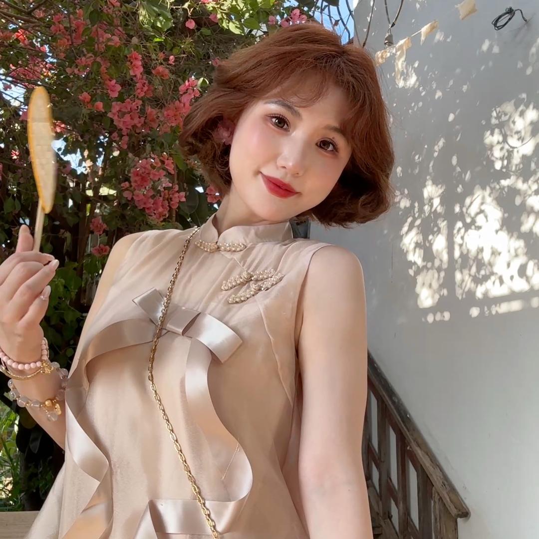 蕾英俊