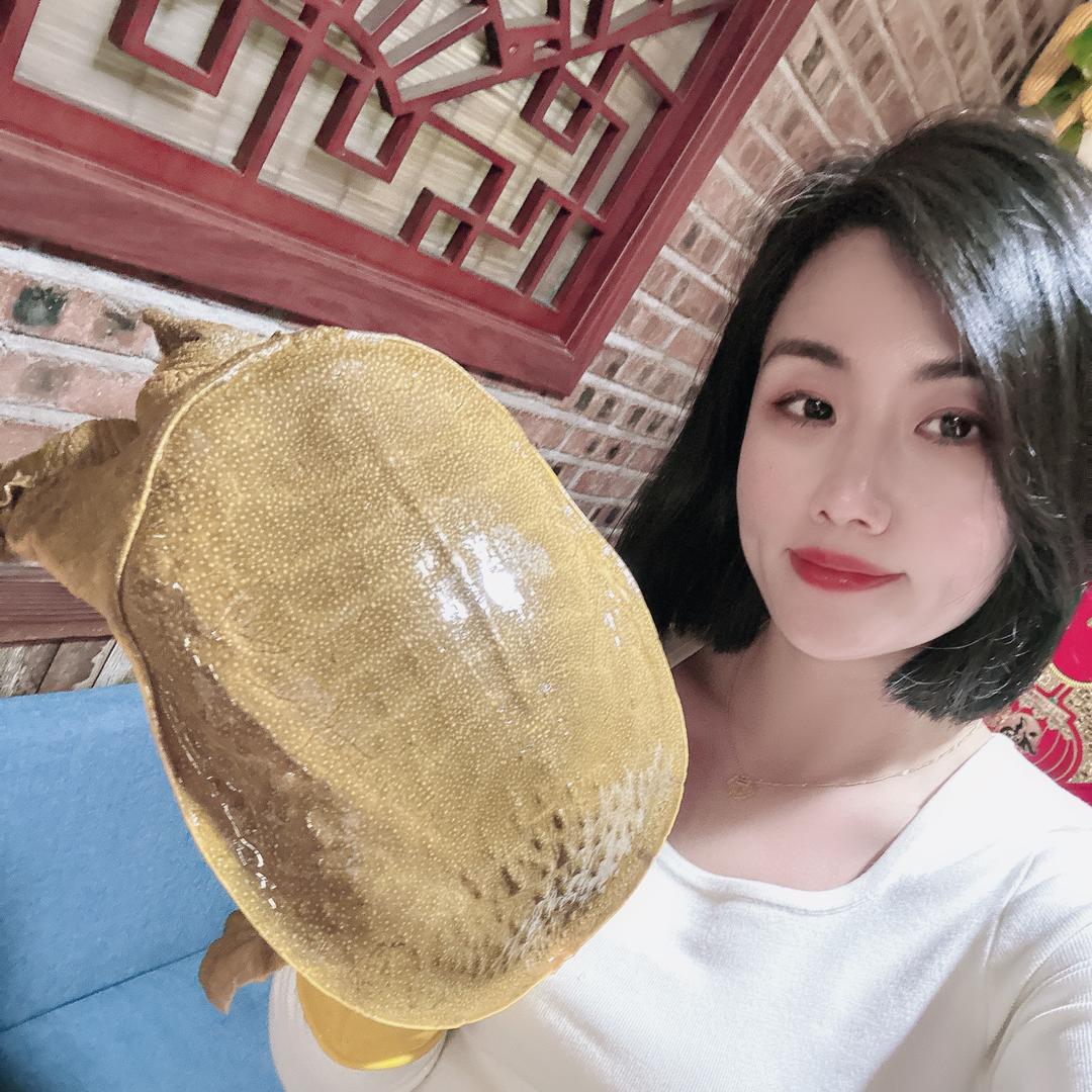 黄岛一家亲甲鱼馆的老板娘