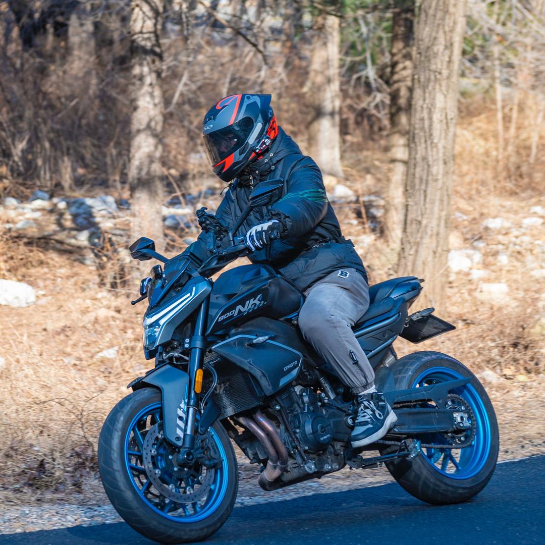 骑着内裤闯红灯.