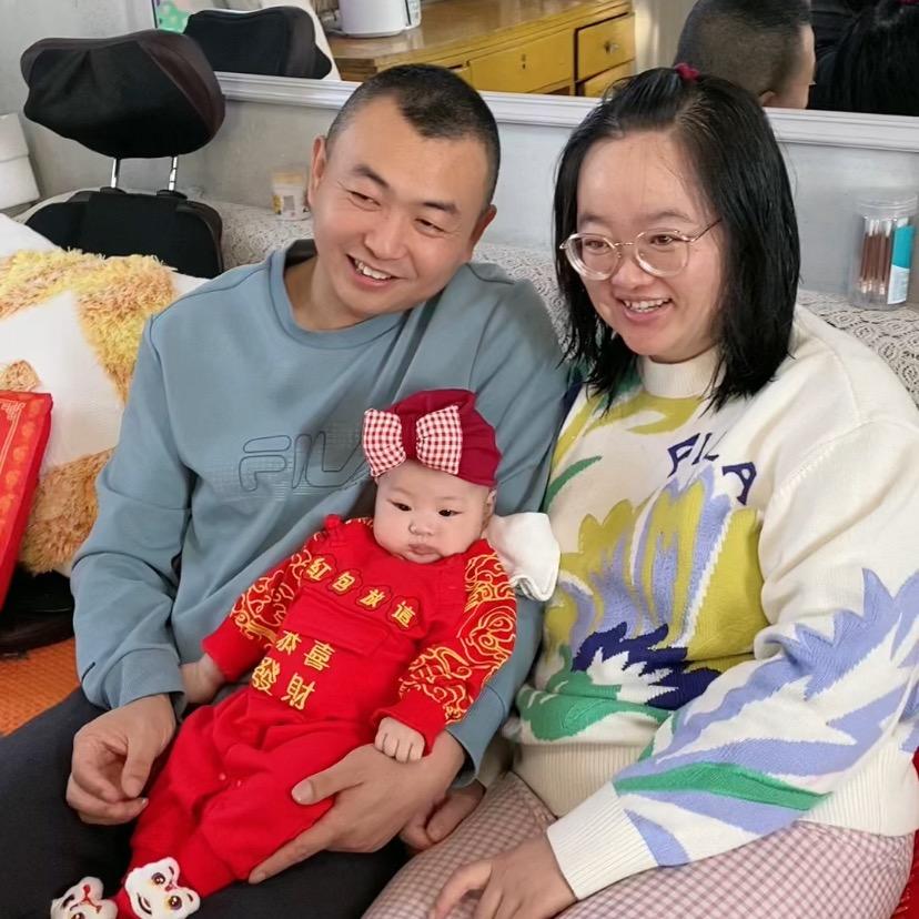 东北农村小雪和曈曈