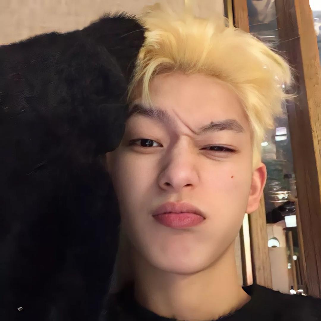 𝑨𝒖𝒓𝒐𝒓𝒂.