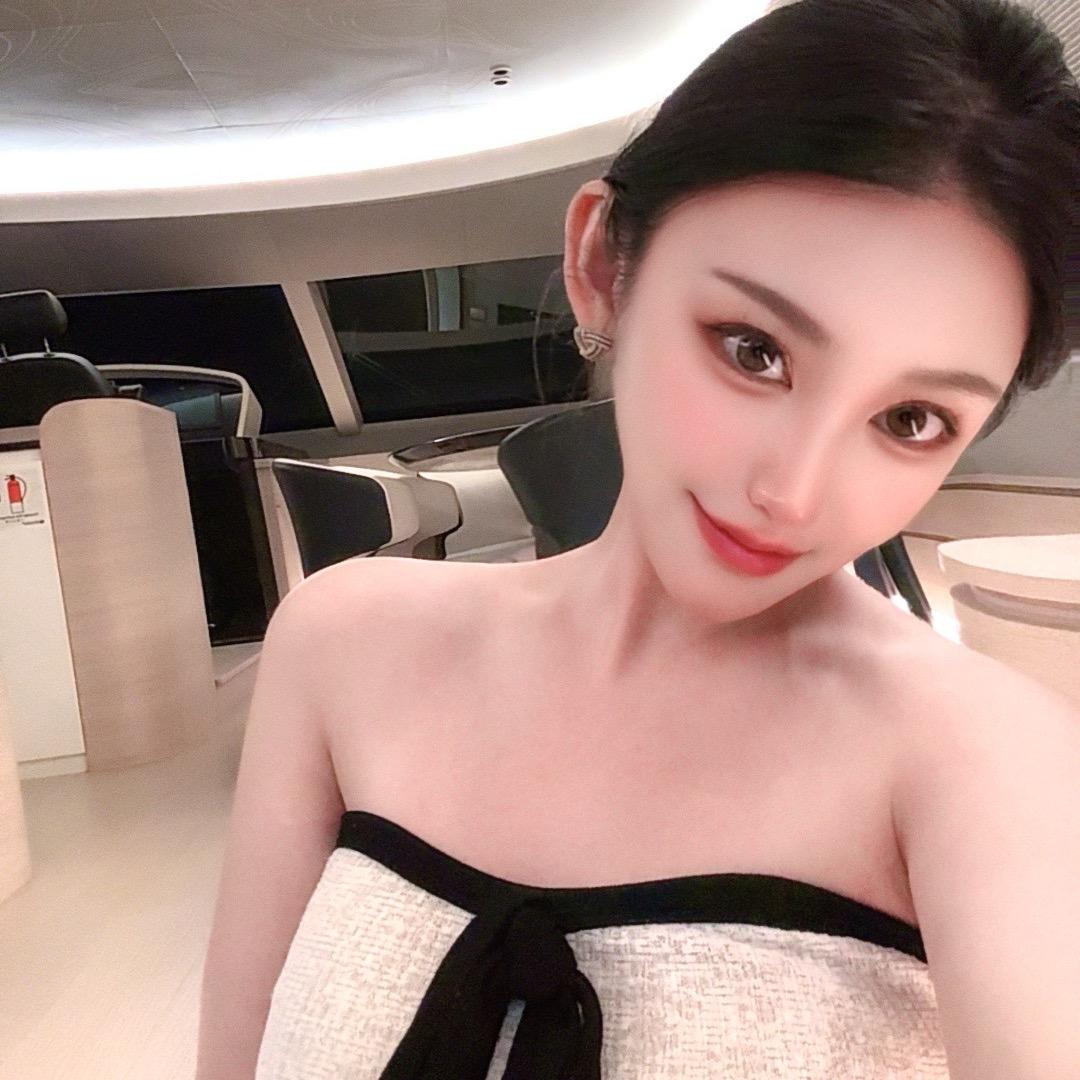 嫣然爱喝椰子汁