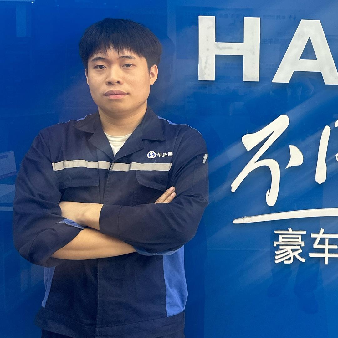 在诸暨华胜修豪车的小潘