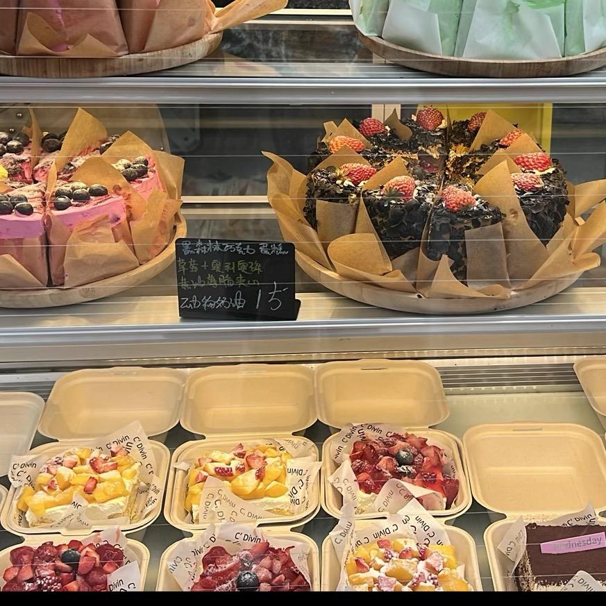 卖甜品的小姐姐👧