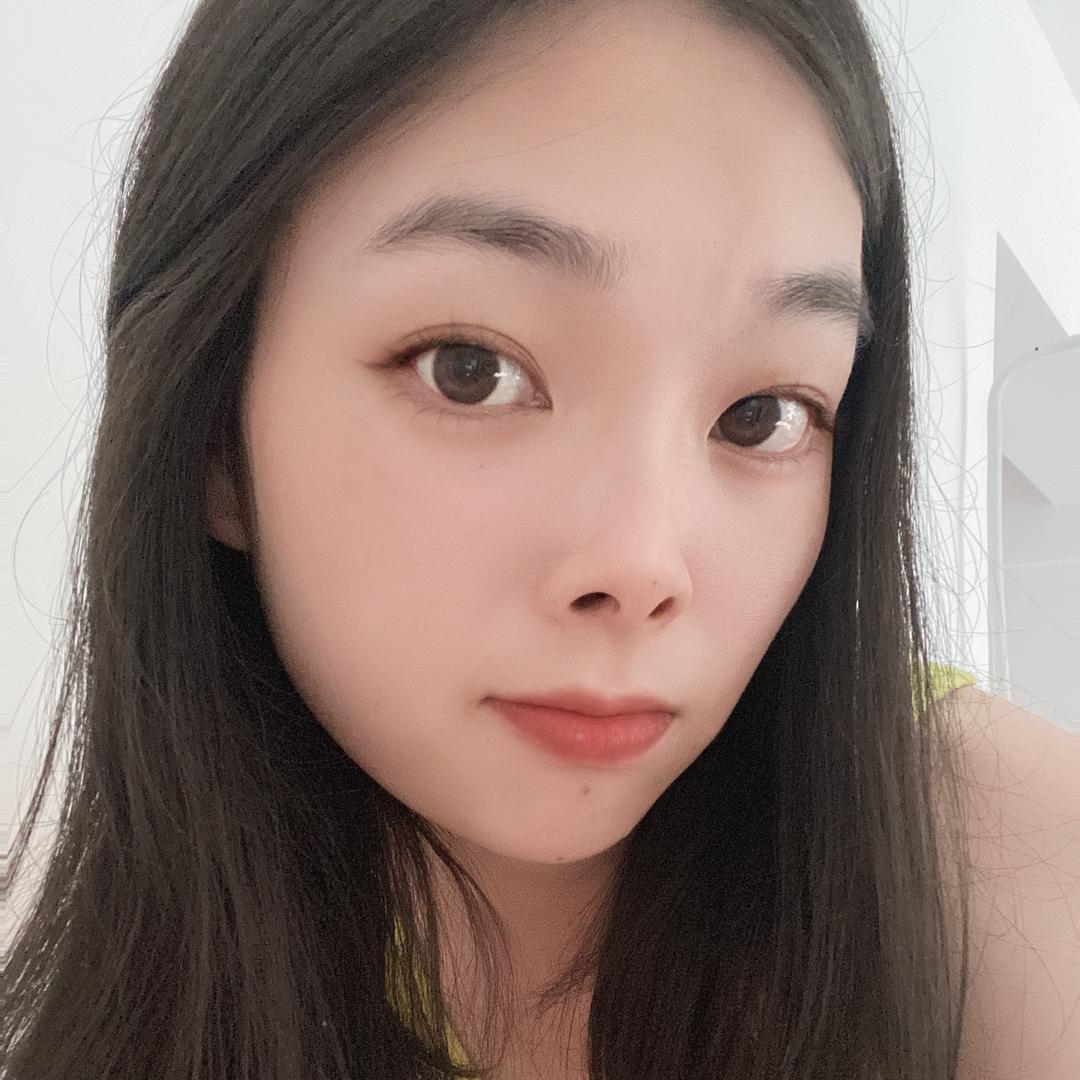 她眼深似海