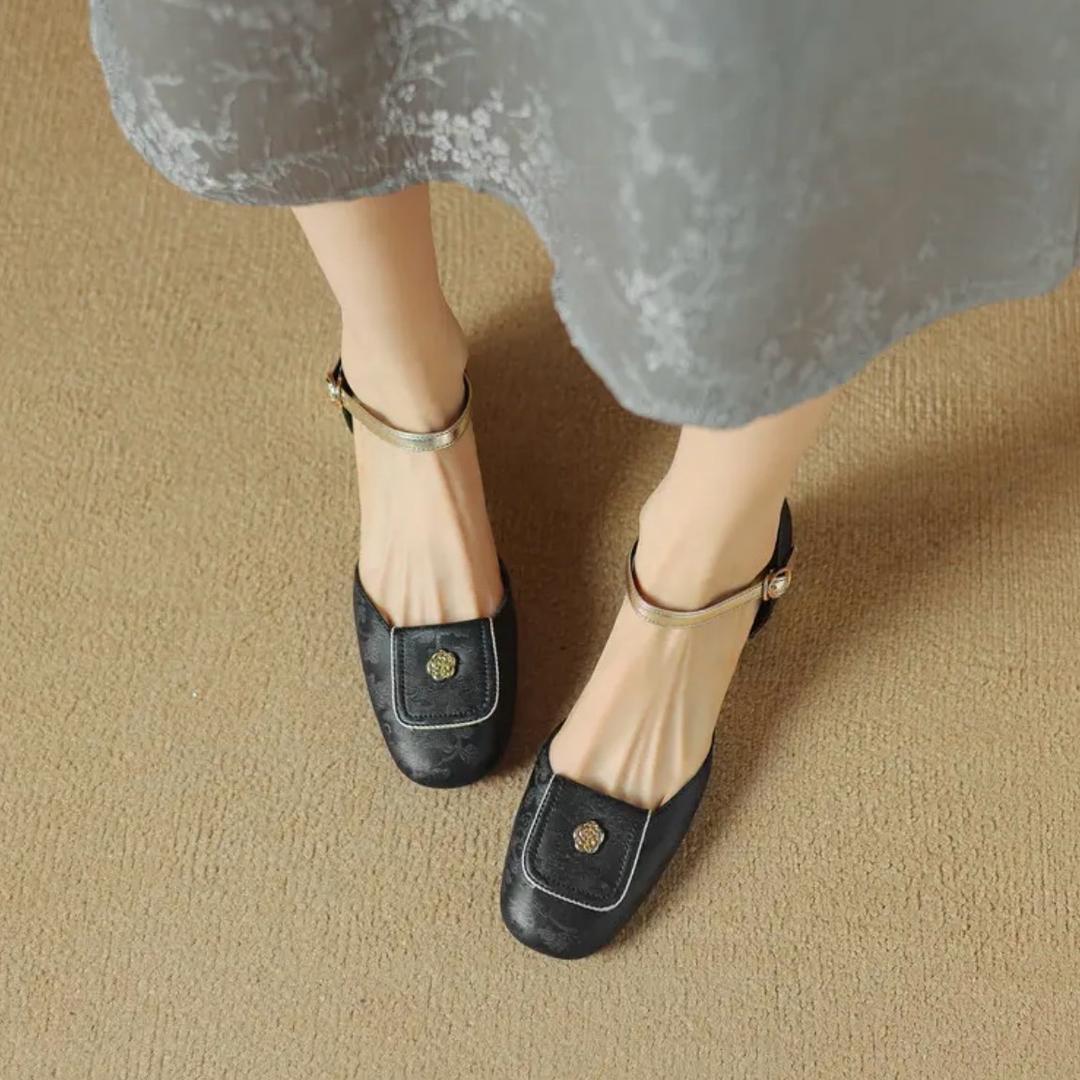 蹃