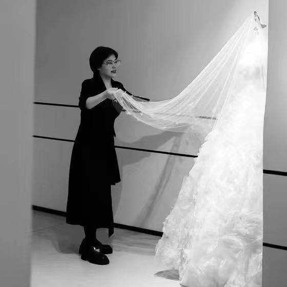 深白婚纱主理人燕姐