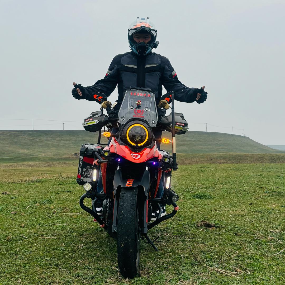 骑着摩托车游走全国搬砖人（潘青春）