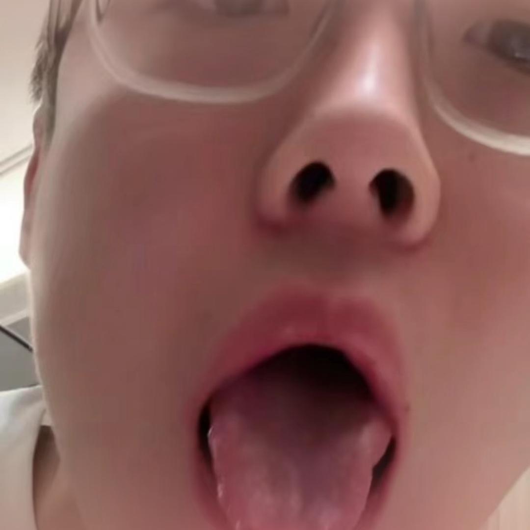 花臂男绝缘体