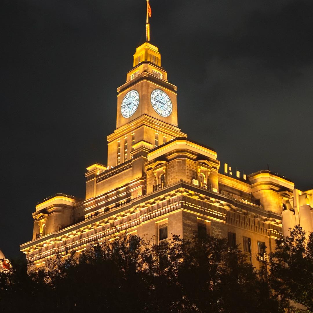 主持牵着主播的手跑了