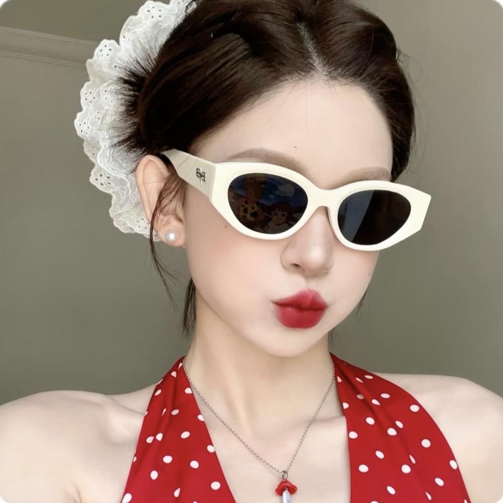 ✌🏿👧🏻