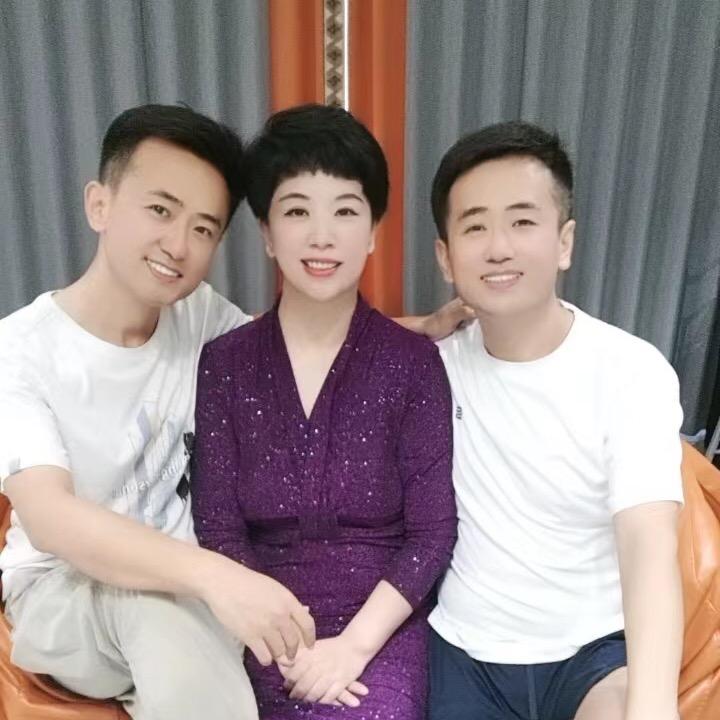 霞姐一家人爱美食