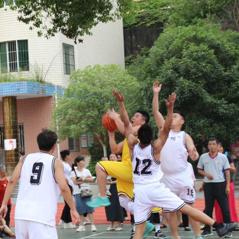 喜欢打篮球的烧烤小子